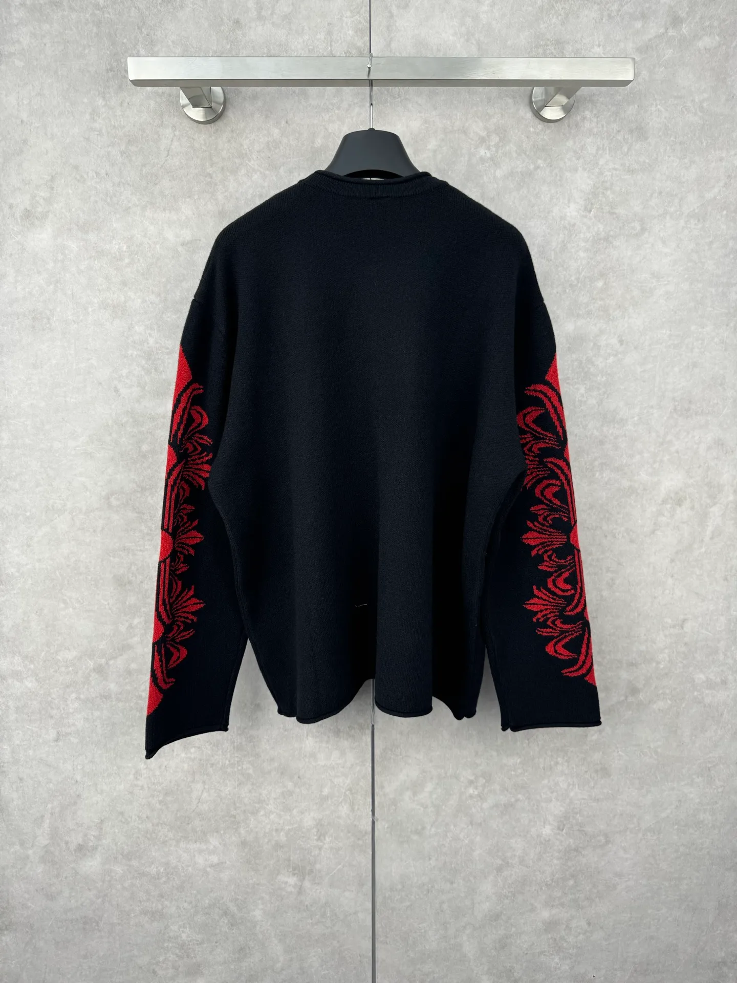 P550 Chrome Hearts 2025 wool patent leather sweater SIZE S/M/L (the only correct version on the market, patent lambskin, hand-stitched) The main body fabric is made of custom-woven and dyed cashmere blended yarn, 12-needle imported machine sesame base jacquard, which takes nearly 200 minutes. The chest cross leather is genuine patent leather sheepskin. The cross sheepskins are all hand-sewn. The labor cost is extremely high.